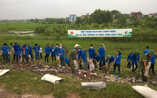 ĐVTN tham gia dọn vệ sinh tại đê sông Thương thuộc địa phận xã Hương Gián, huyện Yên Dũng (Bắc Giang).